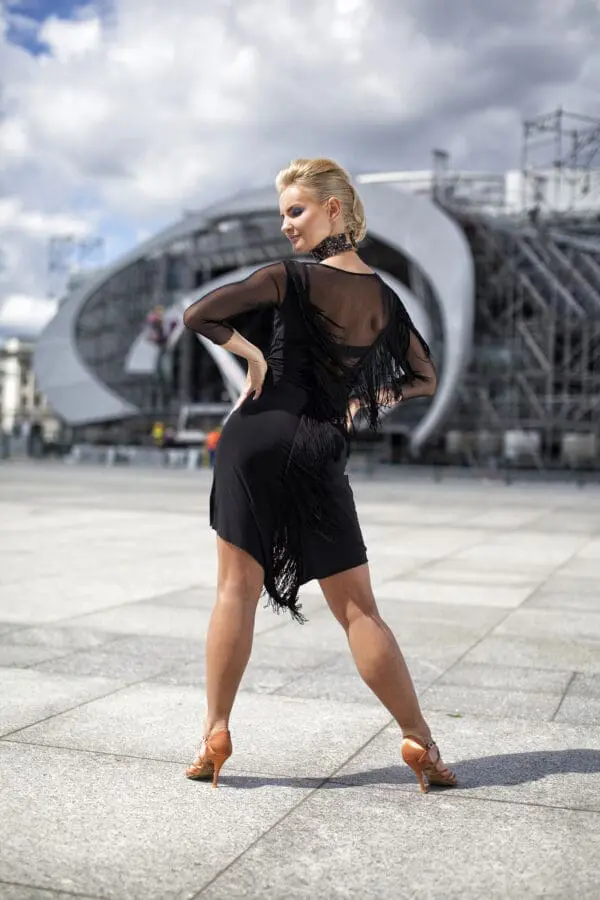 sukienka z frędzlami